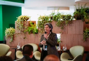 Carla Tieppo ministrando palestra sobre neurociência aplicada