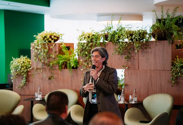 Carla Tieppo ministrando palestra sobre neurociência aplicada