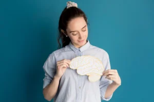 Mulher segurando ilustração de cérebro representando aplicação da neurociência no dia a dia