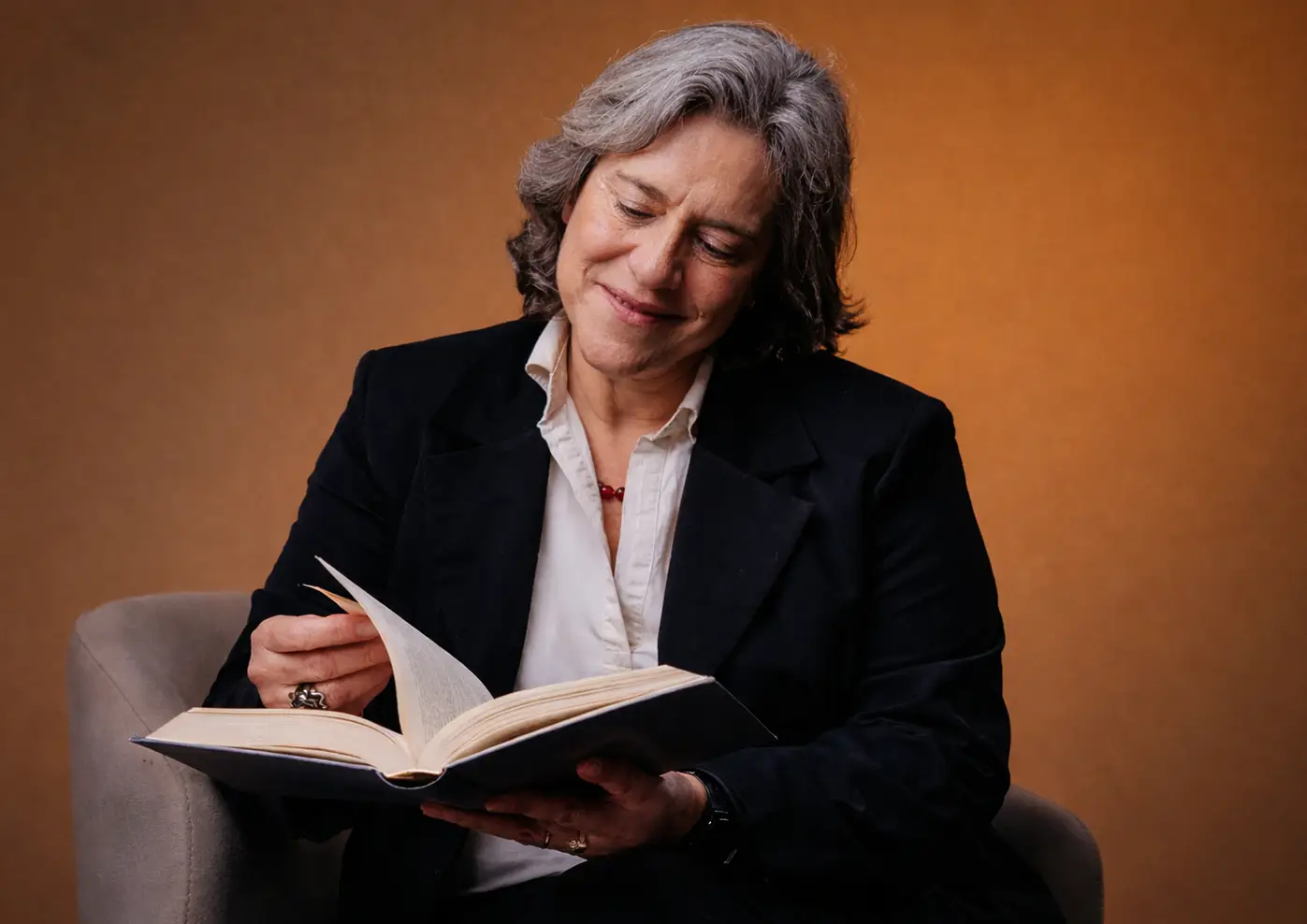 Carla Tieppo lendo livro representando atuação editorial