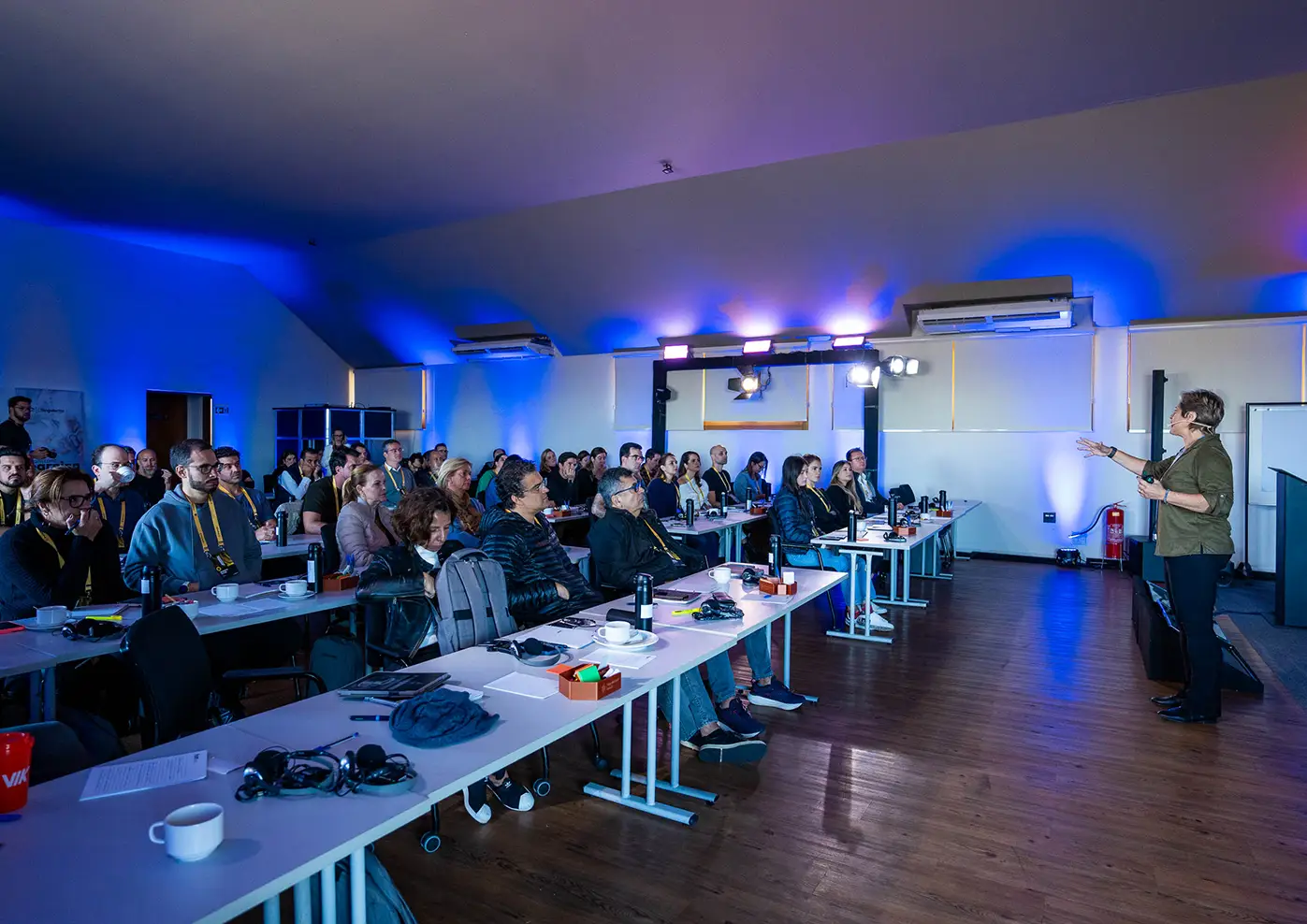 Palestra para público em sala de treinamento corporativo