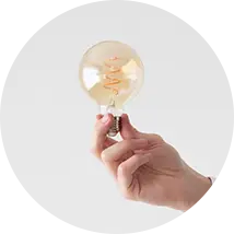 Mão segurando lâmpada representando inovação e mudança