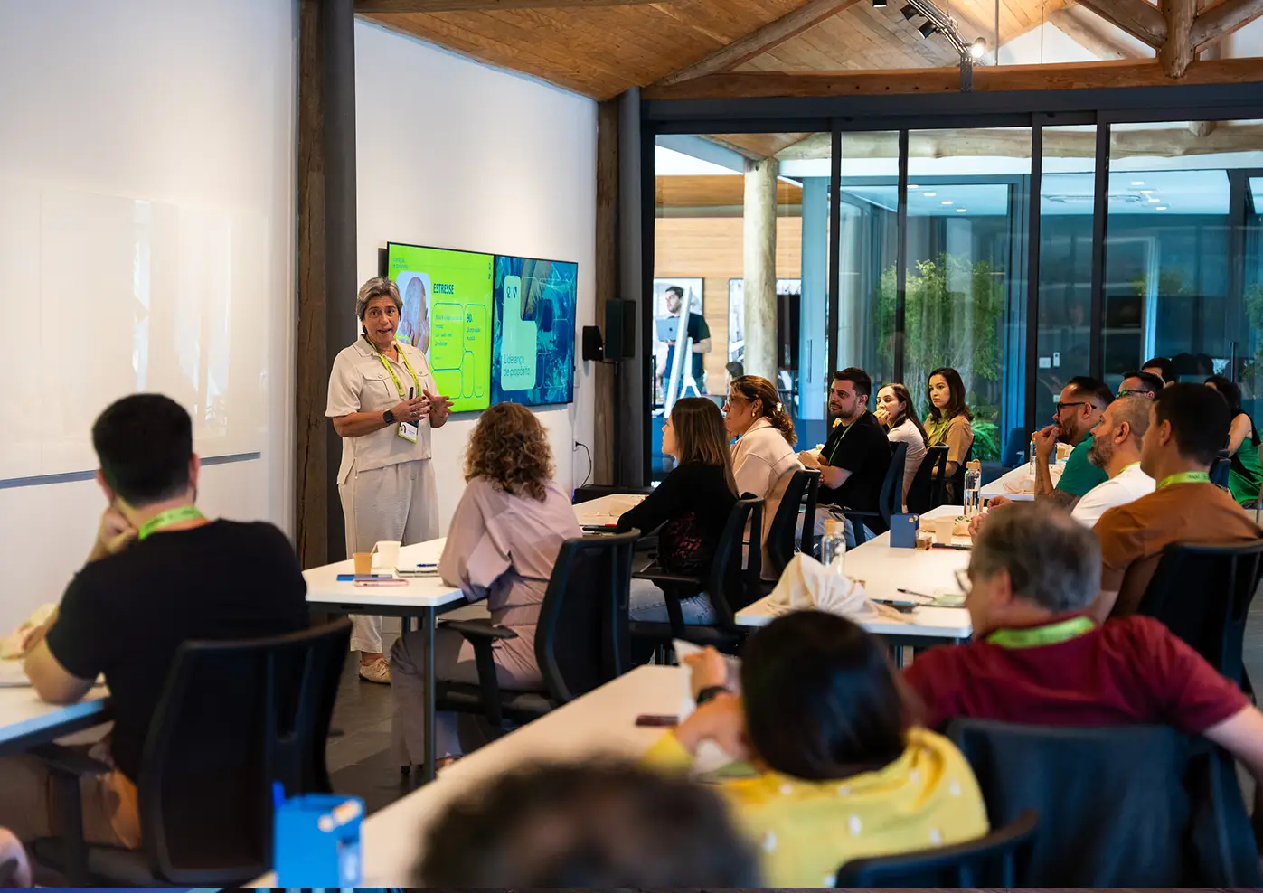 Apresentação em sala para grupo em ambiente institucional