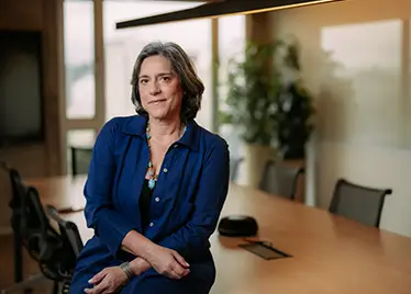 Carla Tieppo em ambiente corporativo representando atuação estratégica