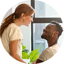 Duas pessoas interagindo representando relações e comportamento social