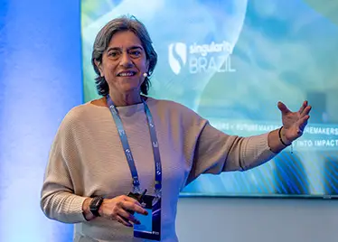 Carla Tieppo palestrando na Singularity Brazil