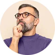 Homem pensativo simbolizando processo de tomada de decisão