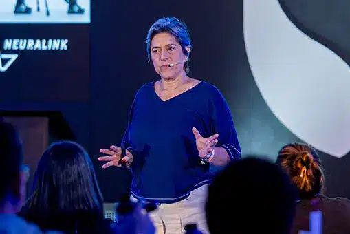 Carla Tieppo ministrando palestra sobre neurociência e inovação para público