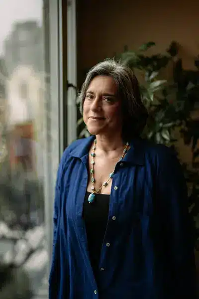 Carla Tieppo, neurocientista brasileira, em retrato para imprensa
