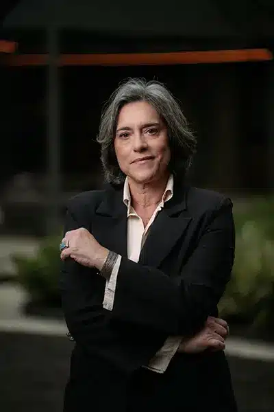 Carla Tieppo em retrato oficial para imprensa