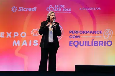 Carla Tieppo ministrando palestra em evento promovido por Sicredi e Saúde São José