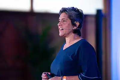Carla Tieppo ministrando palestra com headset em evento da Singularity